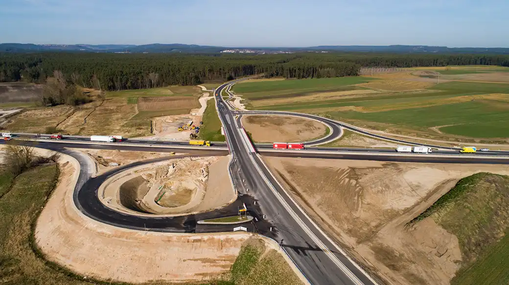 Luftaufnahme eines Autobahnkreuzes, Lkw und Pkw sind zu sehen.