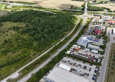 Luftaufnahme der Straße und des Parkplatzes.