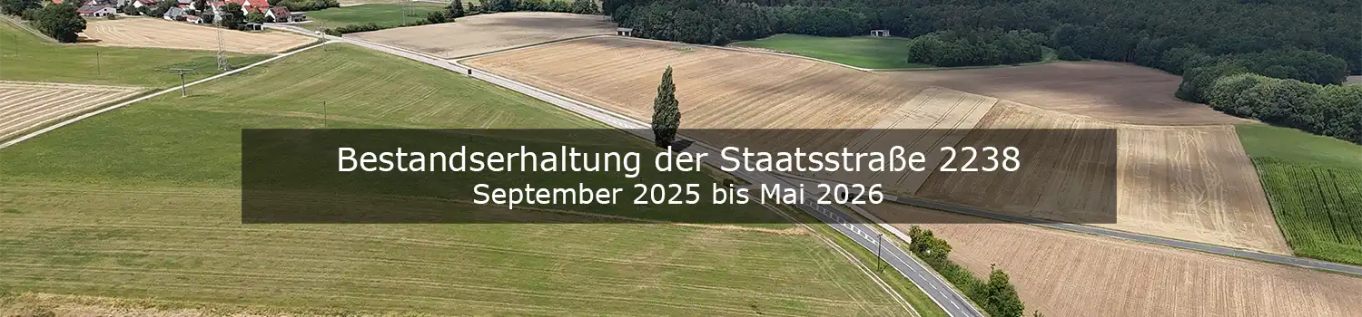 Luftaufnahme von Ackerland, deutscher Text: Solaranlagenbau Aug 2025-Mai 2026.