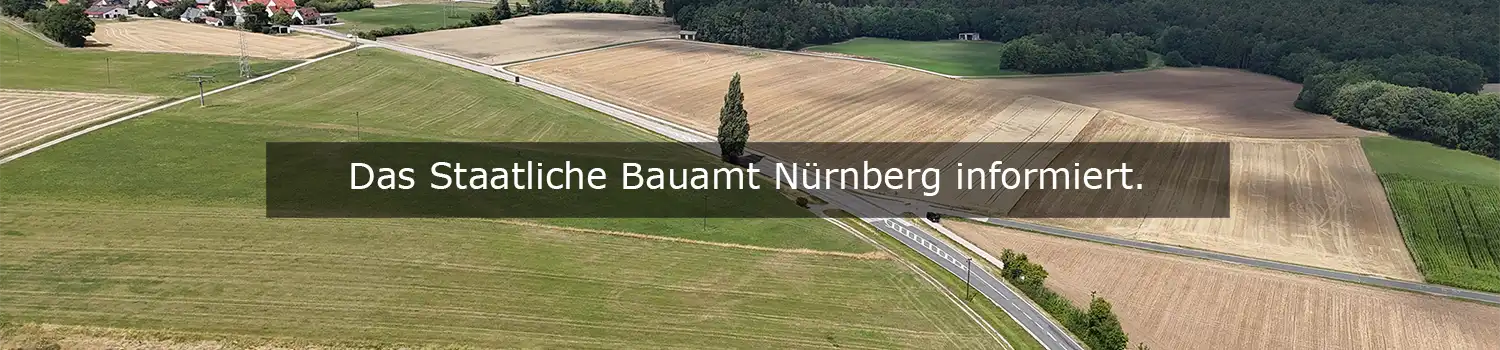 Header-Home_mobile Luftaufnahme von Feldern und Straßen; "Das Staatliche Bauamt Nürnberg informiert".